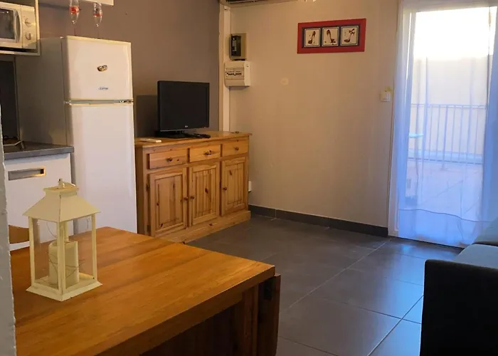 Attractive T2 Bis Through Ideally Located Lejlighed