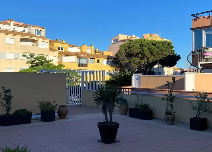 Attractive T2 Bis Through Ideally Located Lejlighed Agde